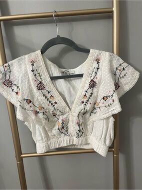 Forever 21 White Embroidered Flutter Sleeve Crop Top | Boho Floral | Size Medium